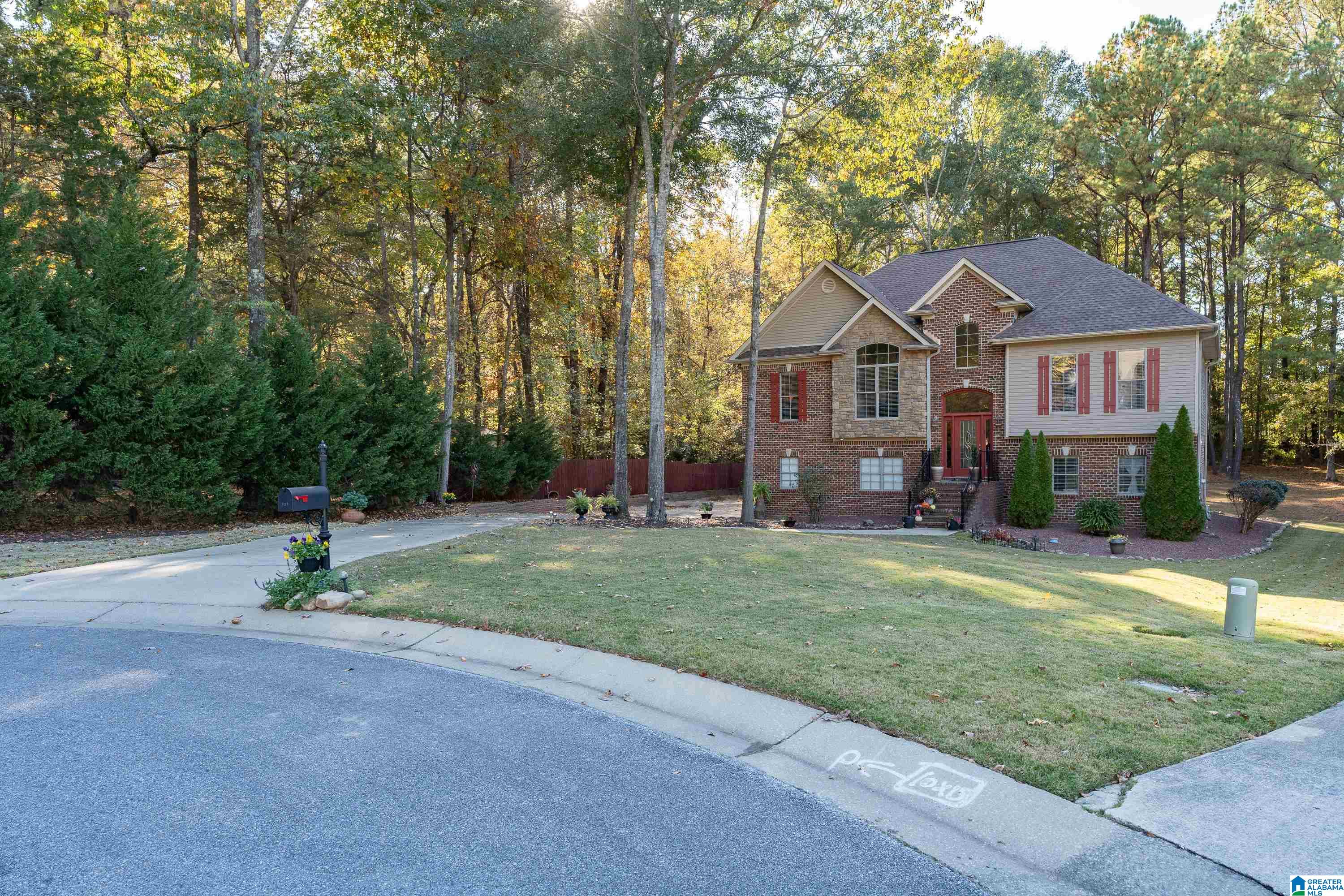 127 Redwood Drive Alabaster, AL 35114 - Photo 2 of 33