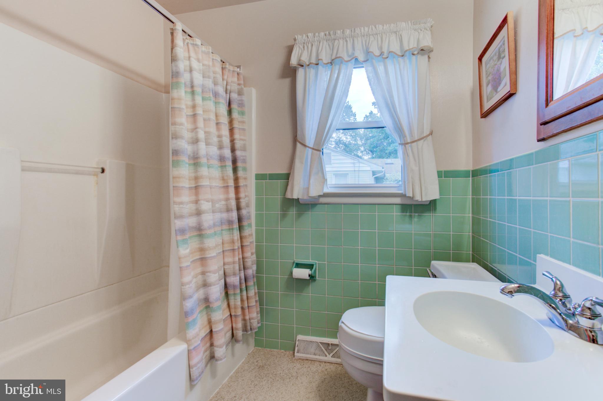 221 Maxson Road Lancaster, PA 17601 - Photo 22 of 33 Bathroom 1st floor