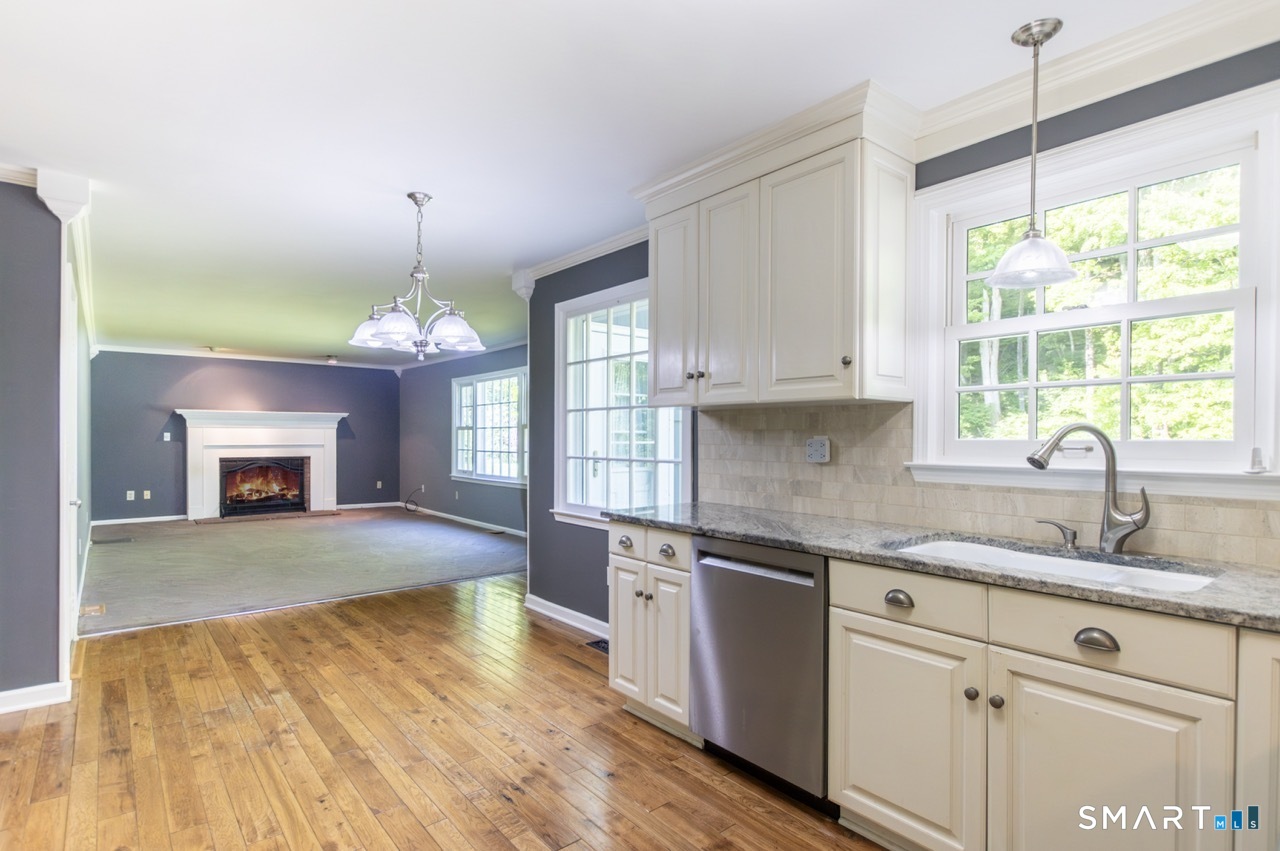 37 Vintage Road Trumbull, CT 06611 - Photo 11 of 39