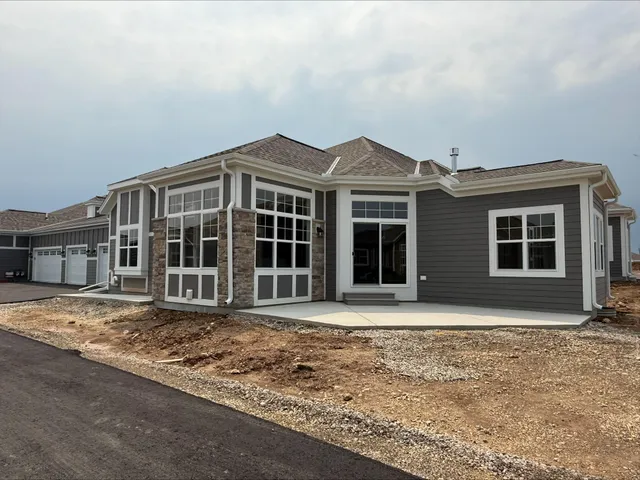 $664,999 | 880 North Verona Circle, Unit 27, Grafton, WI 53024