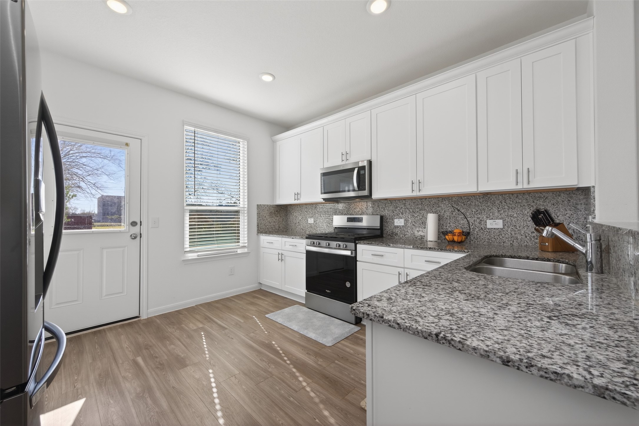 7326 Madison Cmns Lane Houston, TX 77075 - Photo 11 of 45 Decent size kitchen.
