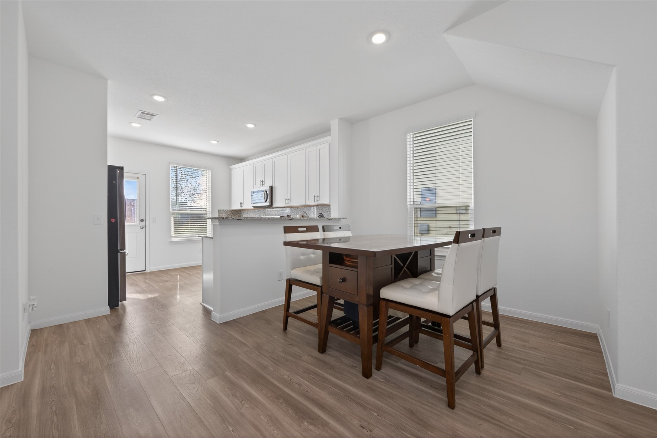7326 Madison Cmns Lane Houston, TX 77075 - Photo 12 of 45 Breakfast area is next to the living room.