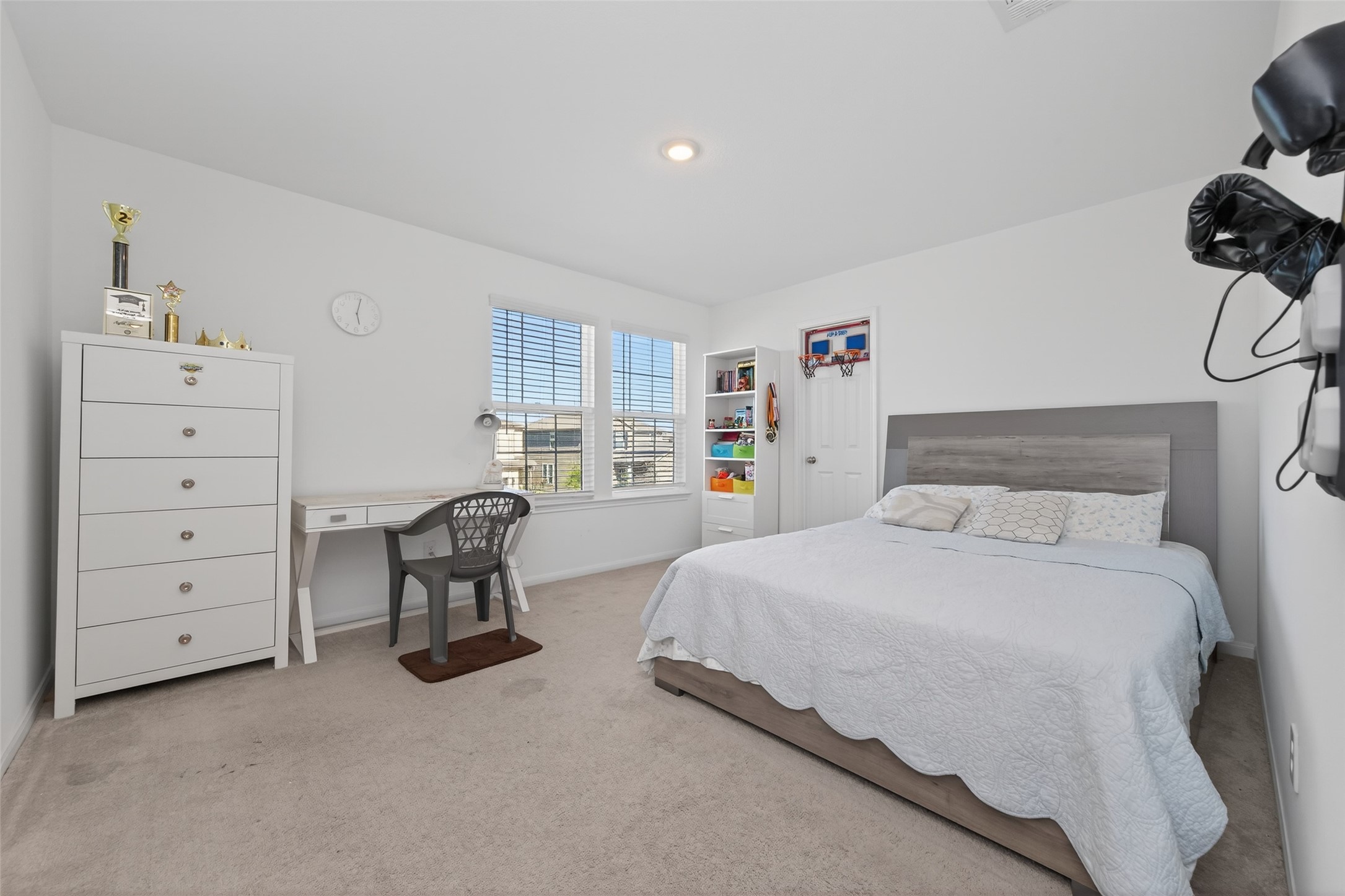 7326 Madison Cmns Lane Houston, TX 77075 - Photo 22 of 45 Secondary bedroom on the second floor big enough for a queen bed.