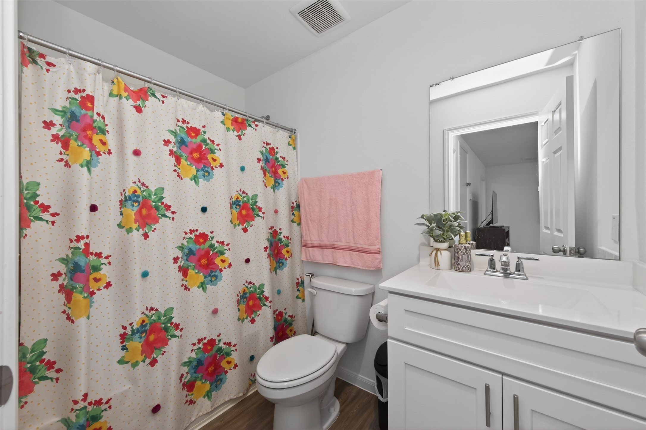 7326 Madison Cmns Lane Houston, TX 77075 - Photo 24 of 45 Secondary bathroom on the second floor.