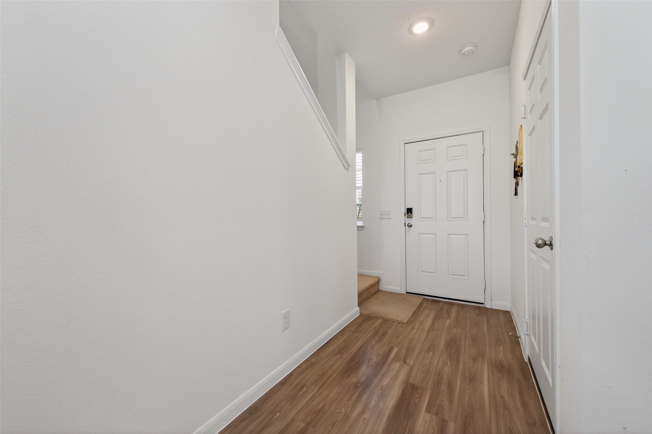7326 Madison Cmns Lane Houston, TX 77075 - Photo 3 of 45 Front door leading to the living area.