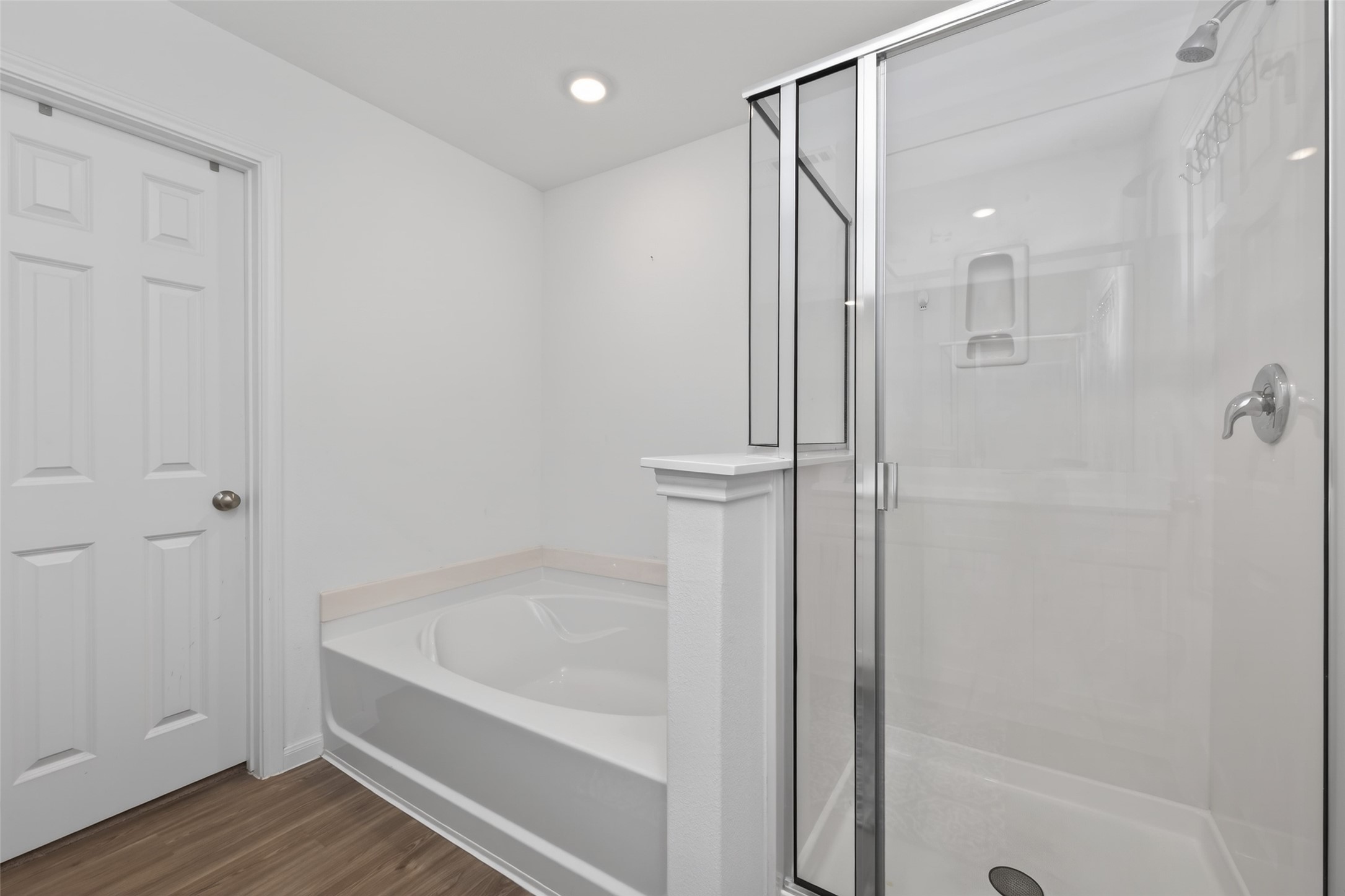 7326 Madison Cmns Lane Houston, TX 77075 - Photo 33 of 45 Another view of the master bathroom with shower and tub.