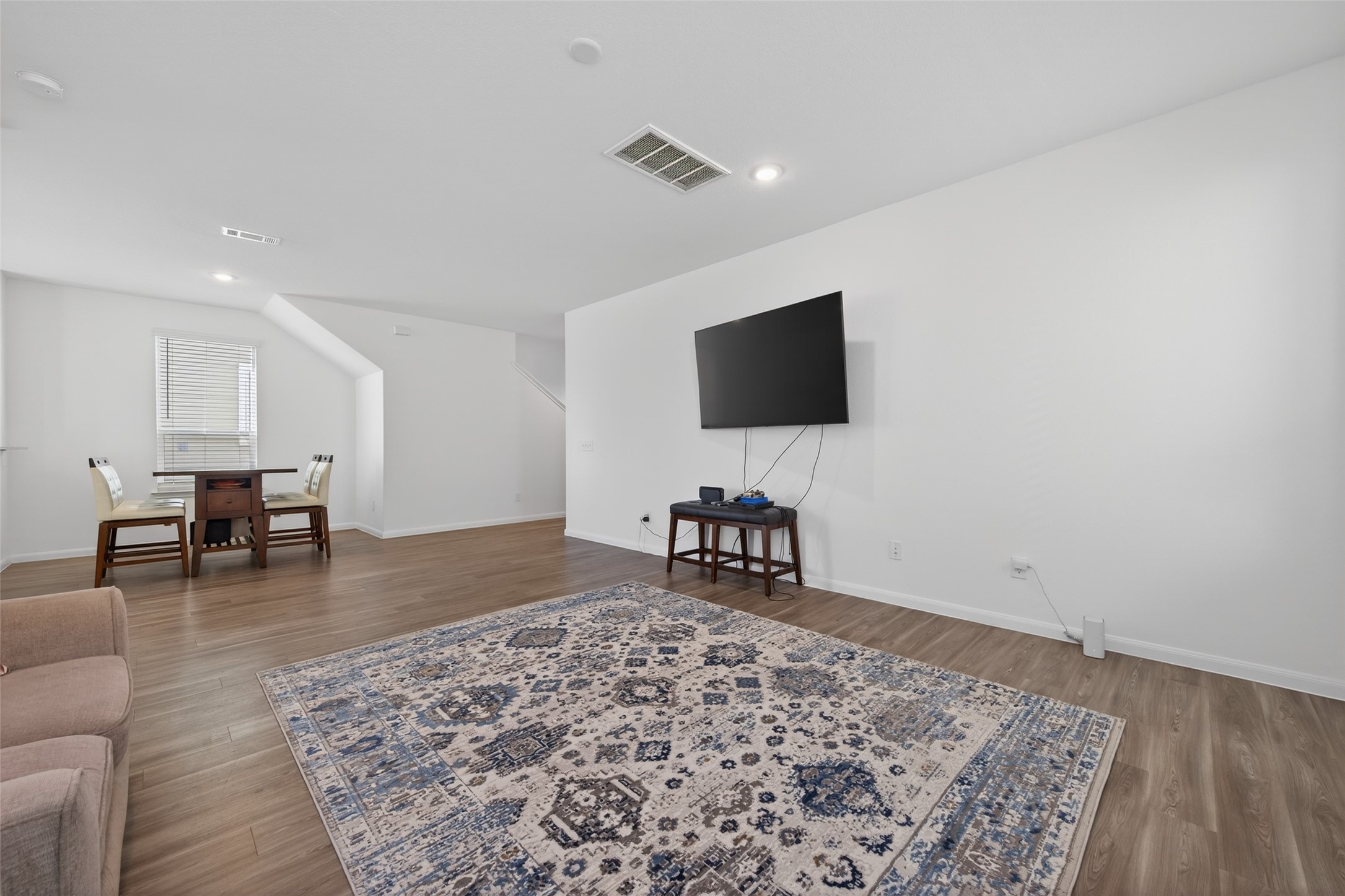 7326 Madison Cmns Lane Houston, TX 77075 - Photo 4 of 45 Living area is big enough for entertaining.