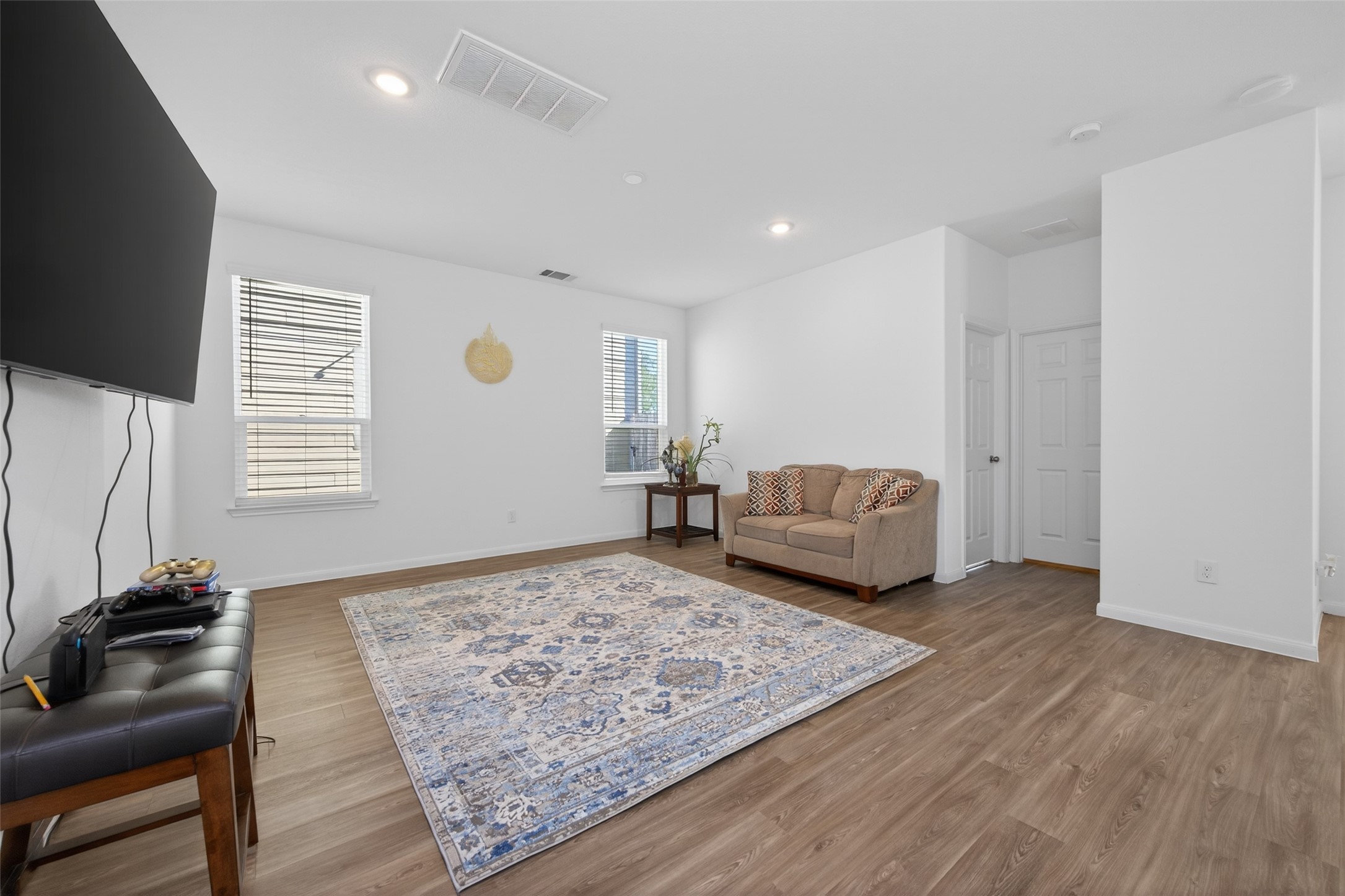 7326 Madison Cmns Lane Houston, TX 77075 - Photo 6 of 45 Living area has lots of natural sunlight.