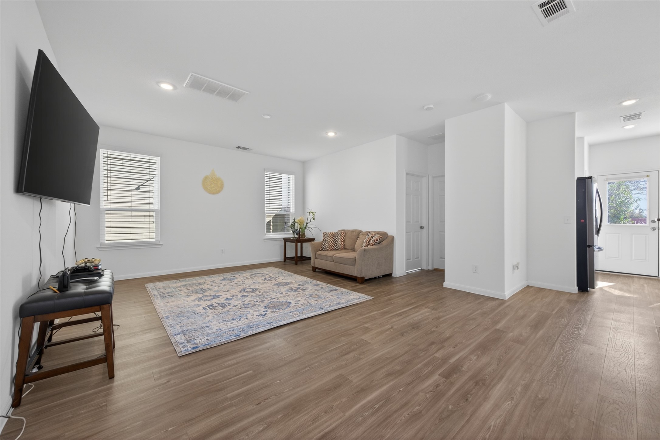 7326 Madison Cmns Lane Houston, TX 77075 - Photo 7 of 45 Big windows in the living area.