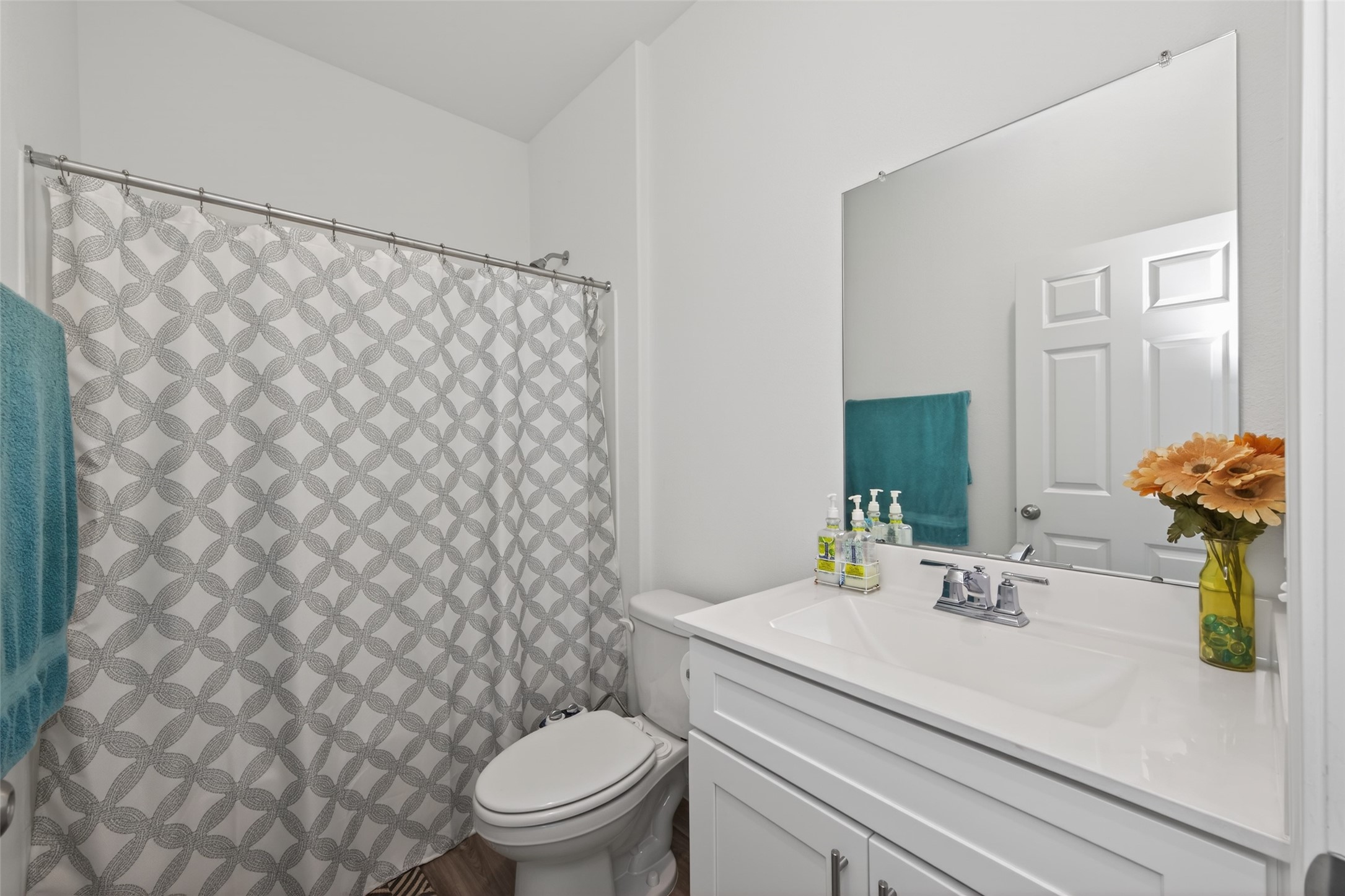 7326 Madison Cmns Lane Houston, TX 77075 - Photo 10 of 45 Full Bathroom on the first floor right next to the living area and bedroom.