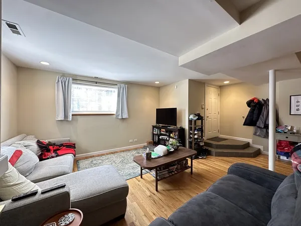 $3,600 | 3345 North Southport Avenue, Unit 1, Chicago, IL 60657