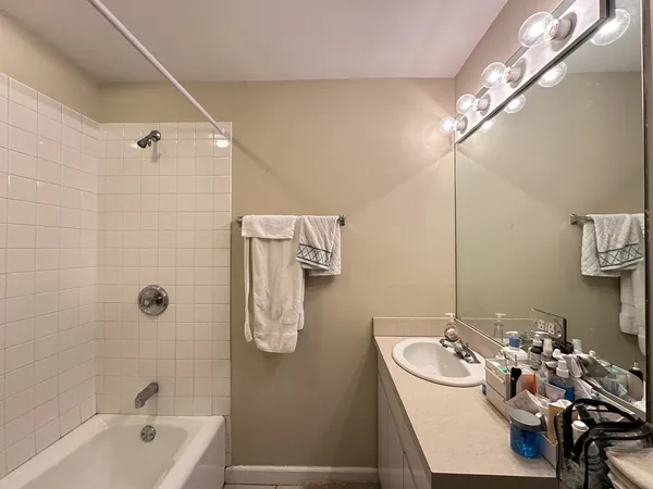 $3,600 | 3345 North Southport Avenue, Unit 1, Chicago, IL 60657