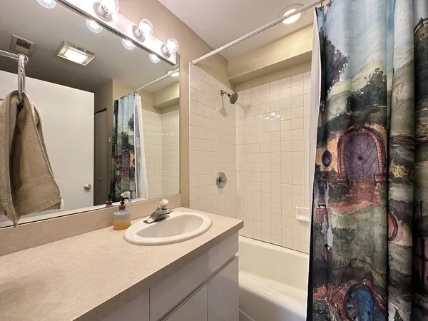 $3,600 | 3345 North Southport Avenue, Unit 1, Chicago, IL 60657