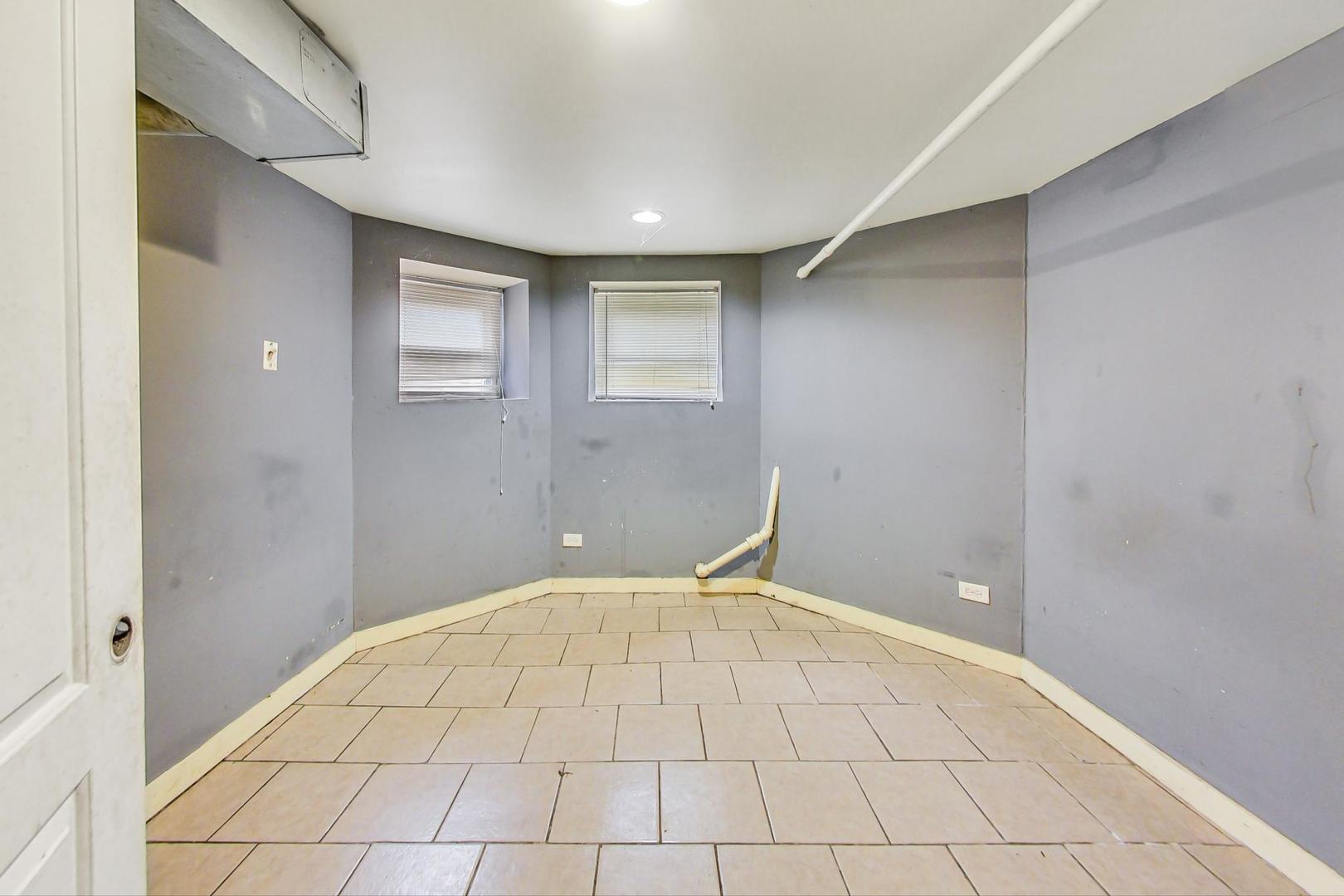 719 North Ridgeway Avenue Chicago, IL 60624 - Photo 29 of 58 a view of an empty room