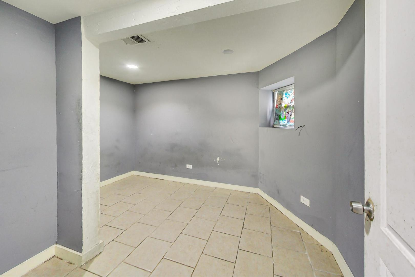 719 North Ridgeway Avenue Chicago, IL 60624 - Photo 31 of 58 a view of an empty room