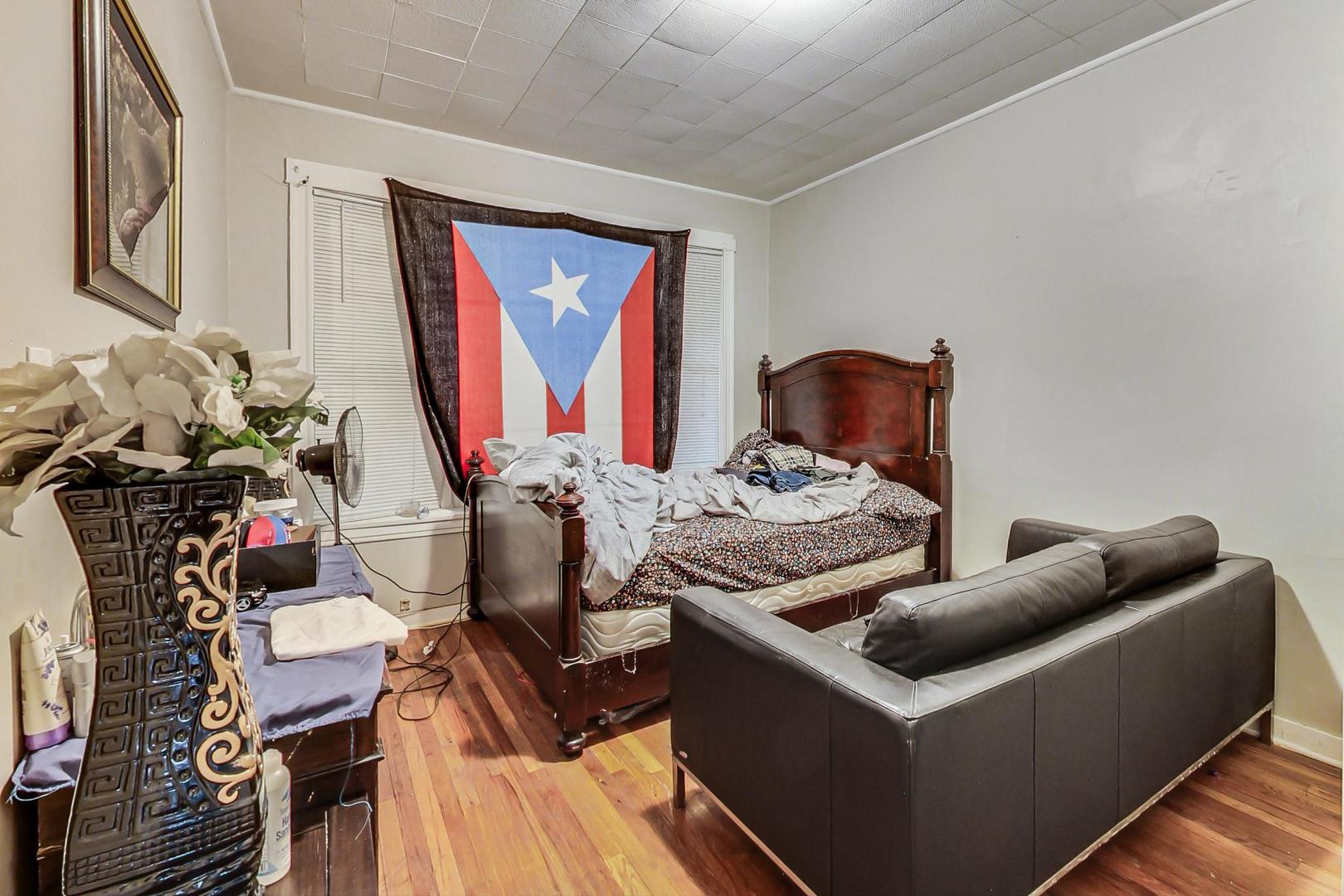 719 North Ridgeway Avenue Chicago, IL 60624 - Photo 45 of 58 a living room with furniture