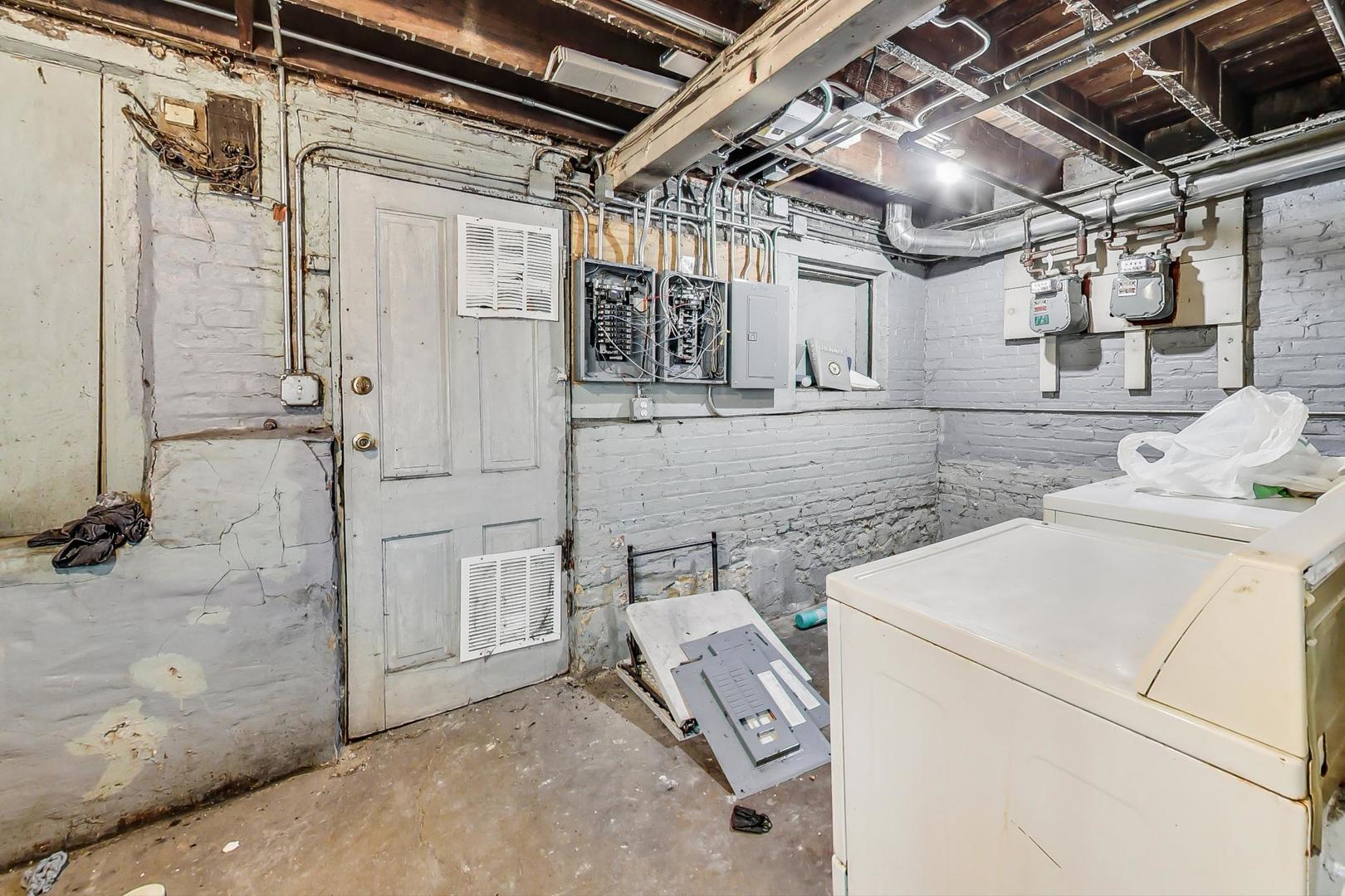719 North Ridgeway Avenue Chicago, IL 60624 - Photo 58 of 58 a utility room with dryer and washer