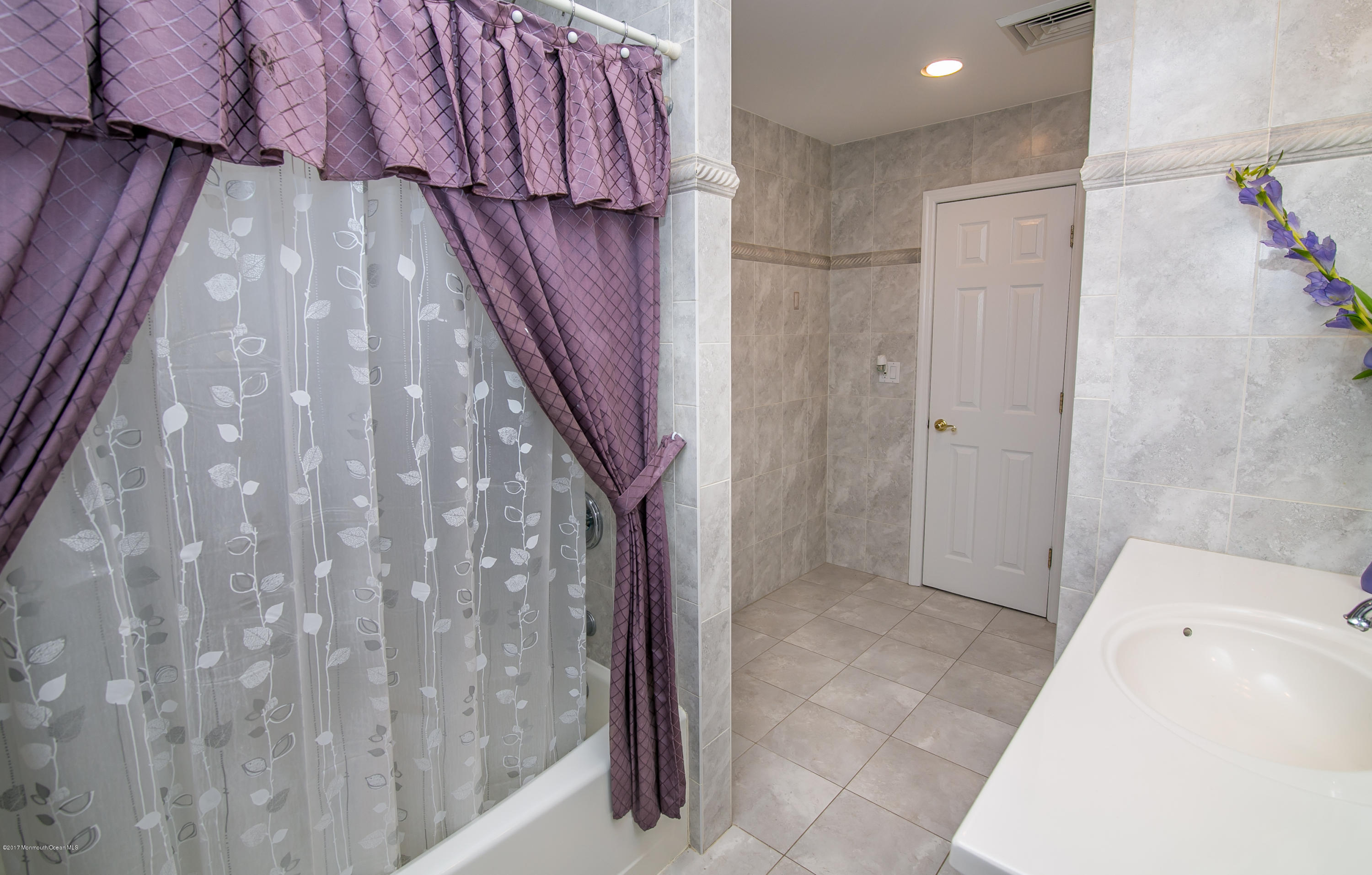 473 Lloyd Road Aberdeen, NJ 07747 - Photo 24 of 34 a bathroom with a bathtub and shower