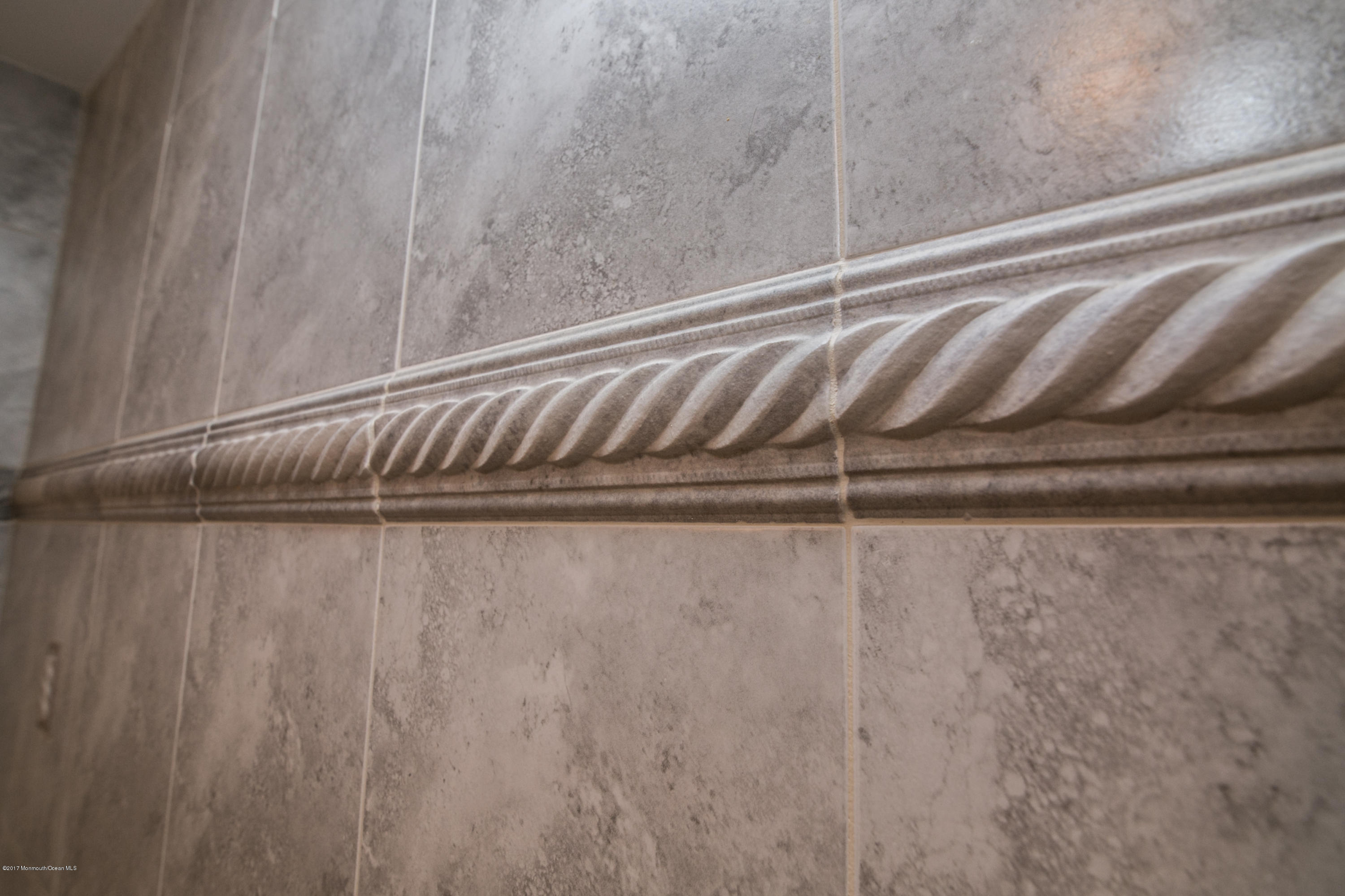 473 Lloyd Road Aberdeen, NJ 07747 - Photo 25 of 34 a close view of tub