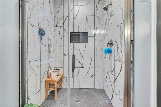 a view of entryway with elevator