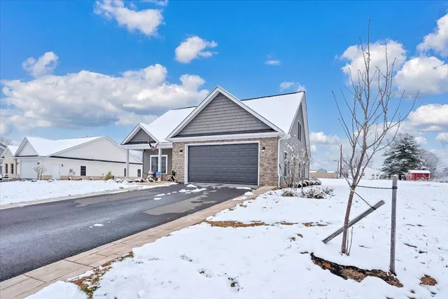 a view of an house with backyard