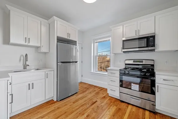 $3,200 | 305 Medford Street, Unit 2, Somerville, MA 02143