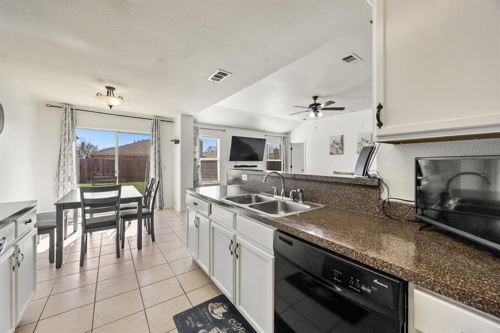 1812 Wind Dancer Trail Fort Worth, TX 76131 - Photo 15 of 27