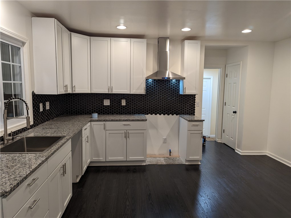 185 Paxton Road Irondequoit, NY 14617 - Photo 3 of 19 Updated Kitchen