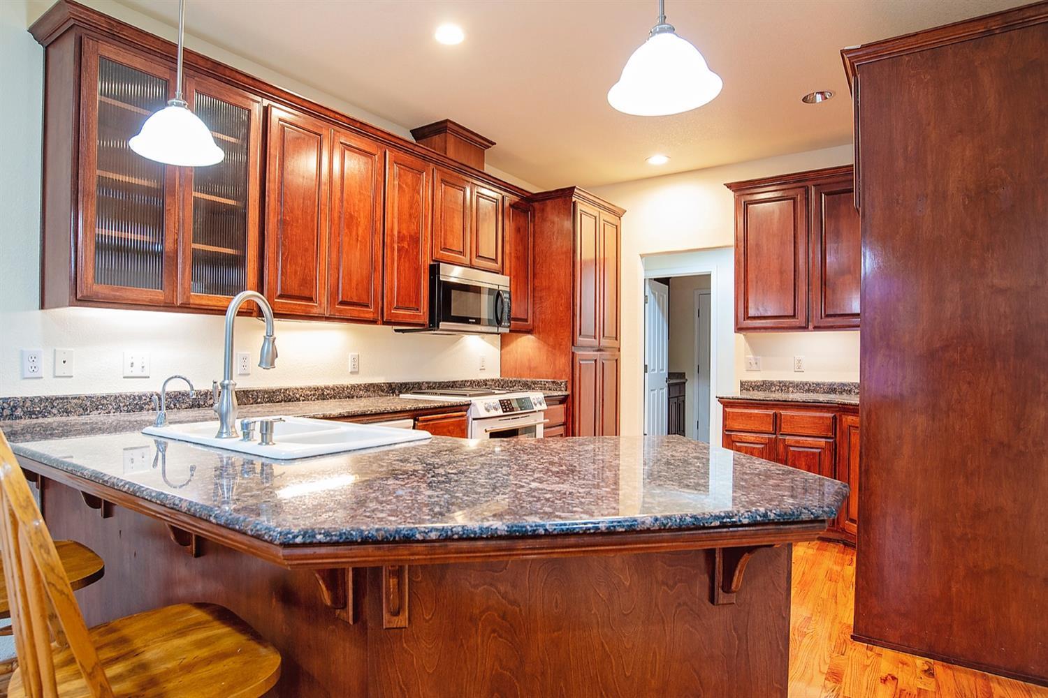 2588 Rabun Way Central Point, OR 97502 - Photo 2 of 19 Gorgeous kitchen with plenty of counters