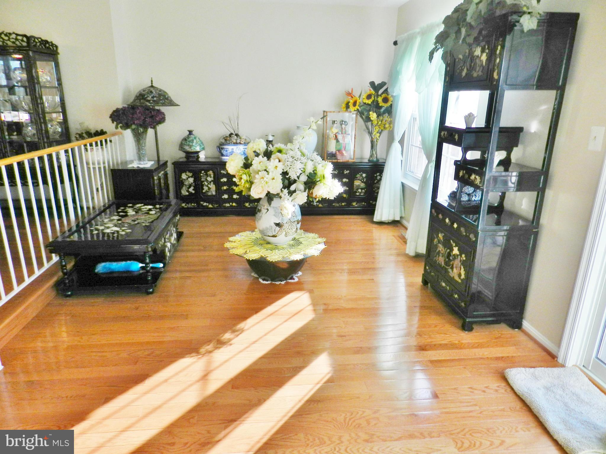 8810 Ridge Hollow Court Springfield, VA 22152 - Photo 7 of 30 Living Room