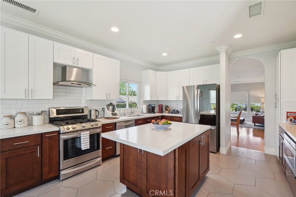 5965 Vía Loma Riverside, CA 92506 - Photo 15 of 41 a kitchen with a stove a refrigerator and a microwave