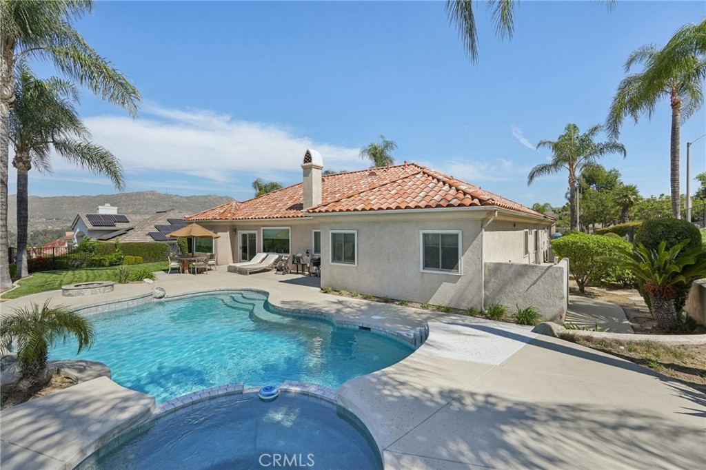 5965 Vía Loma Riverside, CA 92506 - Photo 36 of 41 a front view of a house with garden