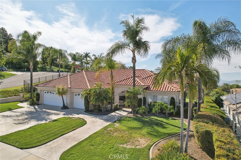 5965 Vía Loma Riverside, CA 92506 - Photo 5 of 41 a swimming pool with outdoor seating and yard