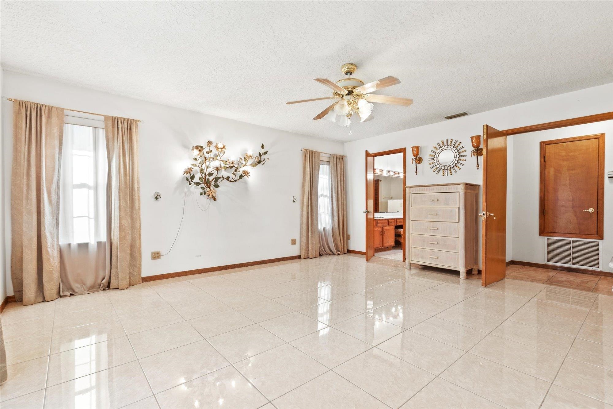913 Chippewa Street St. Augustine, FL 32086 - Photo 20 of 56 an empty room with windows and closet