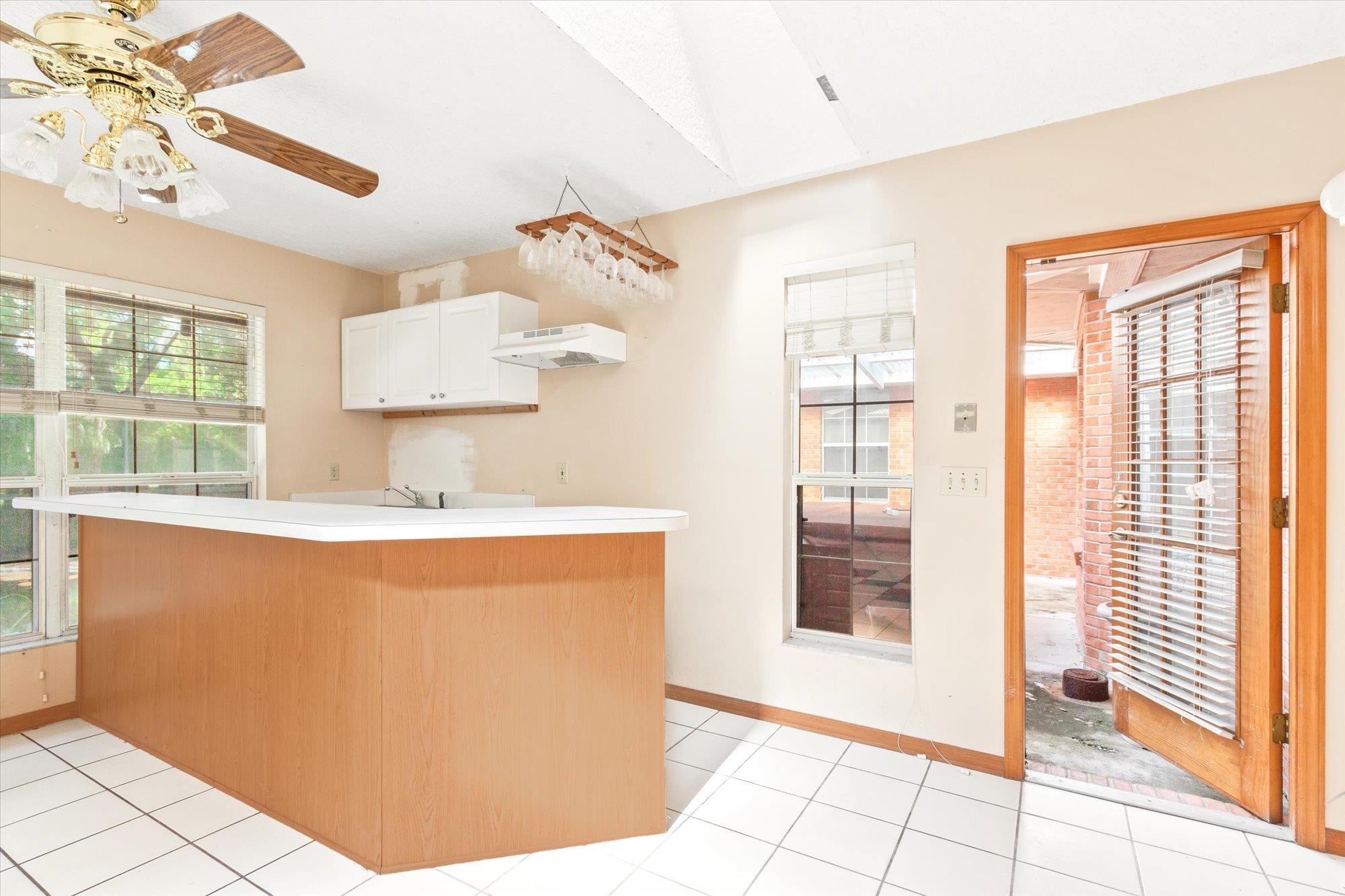 913 Chippewa Street St. Augustine, FL 32086 - Photo 27 of 56 a room with a large window