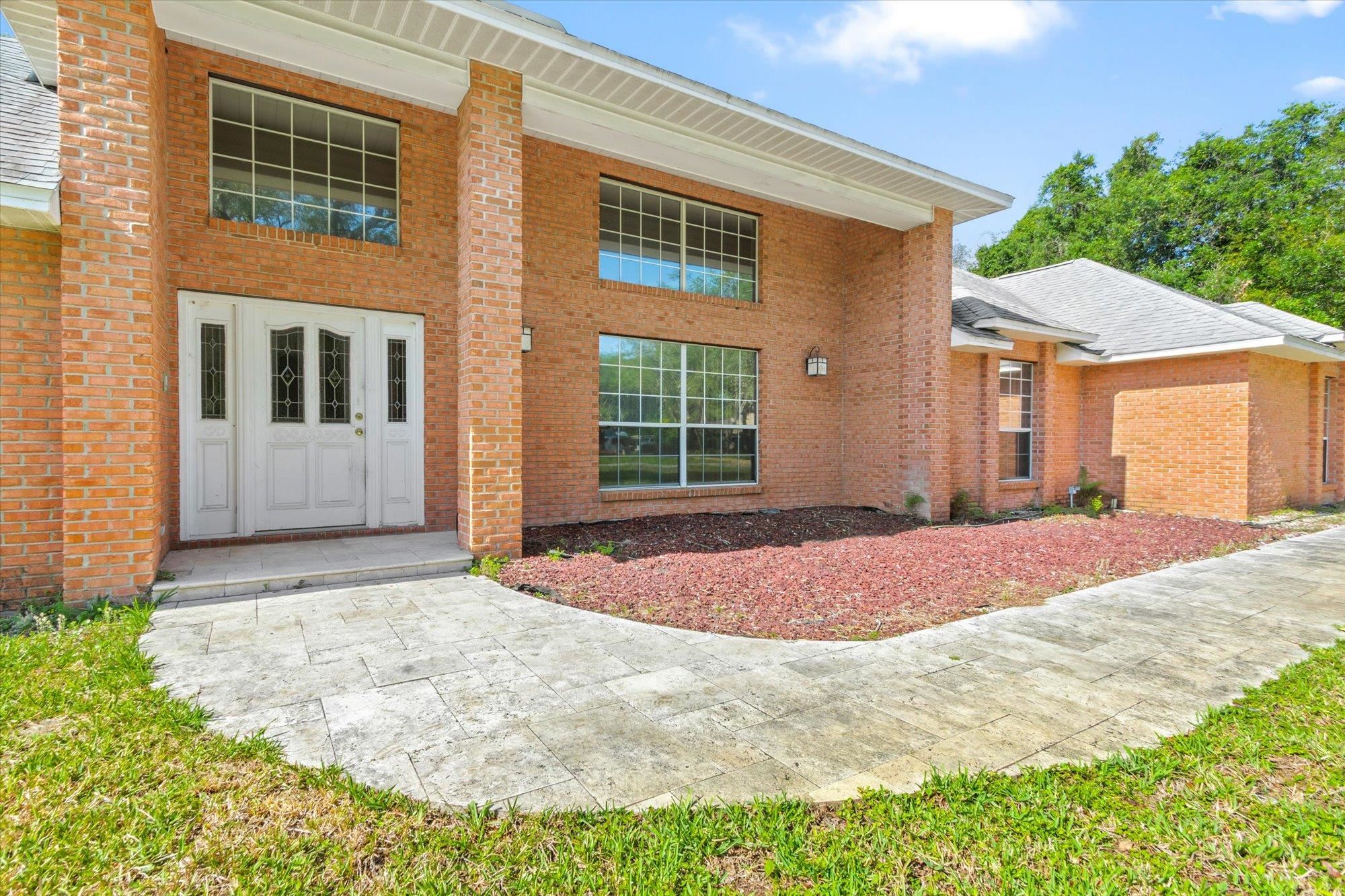 913 Chippewa Street St. Augustine, FL 32086 - Photo 4 of 56 a front view of a house