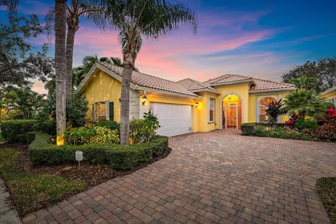 $895,000 | 4702 Dovehill Drive, Palm Beach Gardens, FL 33418