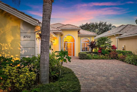 $895,000 | 4702 Dovehill Drive, Palm Beach Gardens, FL 33418