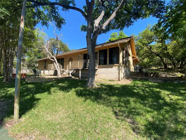 a view of a house with backyard