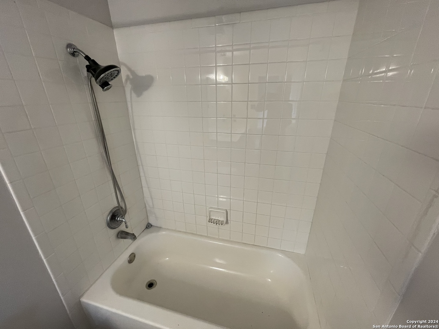 9235 Ridge Post San Antonio, TX 78250 - Photo 15 of 30 a bathroom with a tub