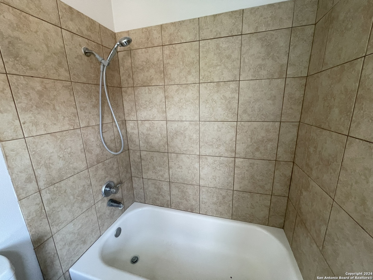 9235 Ridge Post San Antonio, TX 78250 - Photo 26 of 30 a bathroom with a bathtub