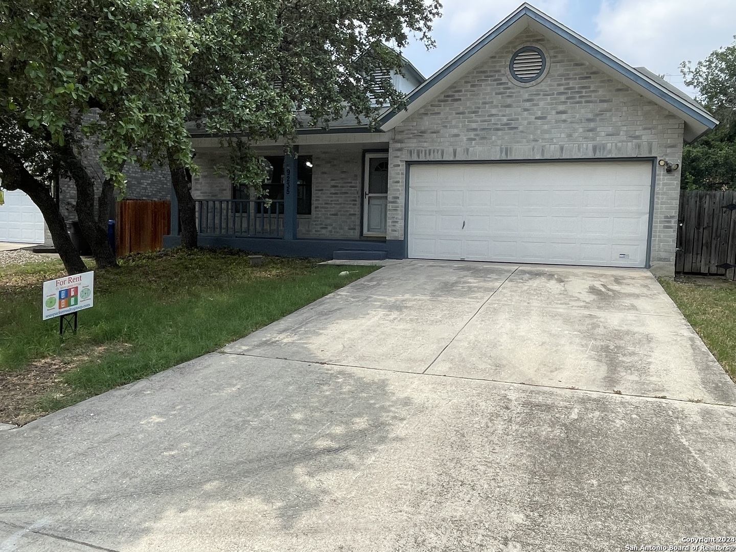 9235 Ridge Post San Antonio, TX 78250 - Photo 3 of 30 a front view of house with a garden