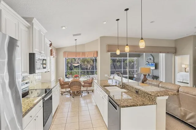 $545,000 | 407 Pinewood Lake Drive, Venice, FL 34285