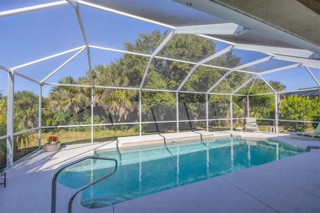 $545,000 | 407 Pinewood Lake Drive, Venice, FL 34285