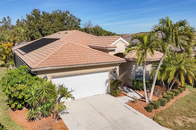 $545,000 | 407 Pinewood Lake Drive, Venice, FL 34285