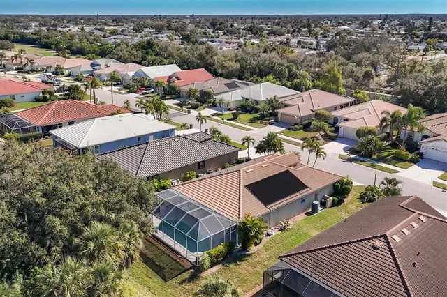 $545,000 | 407 Pinewood Lake Drive, Venice, FL 34285