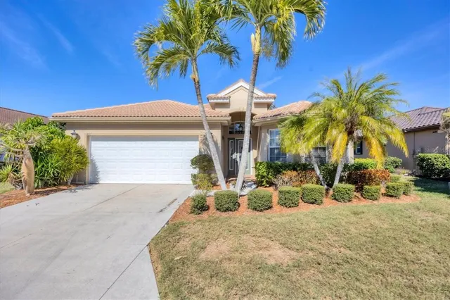 $545,000 | 407 Pinewood Lake Drive, Venice, FL 34285