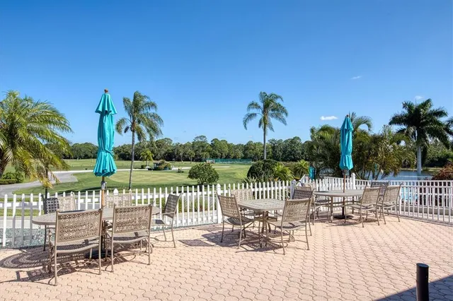 $545,000 | 407 Pinewood Lake Drive, Venice, FL 34285