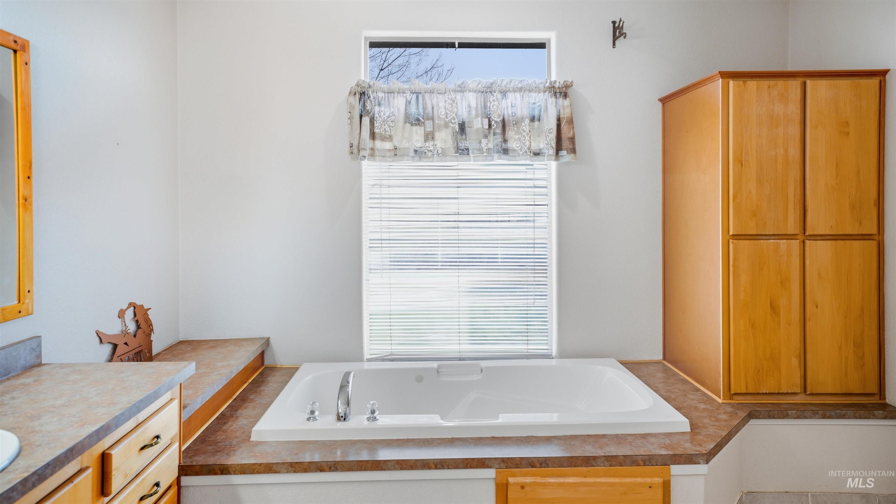 19397 Cloverland Road Asotin, WA 99402 - Photo 16 of 37 Full bath featuring a garden tub and vanity