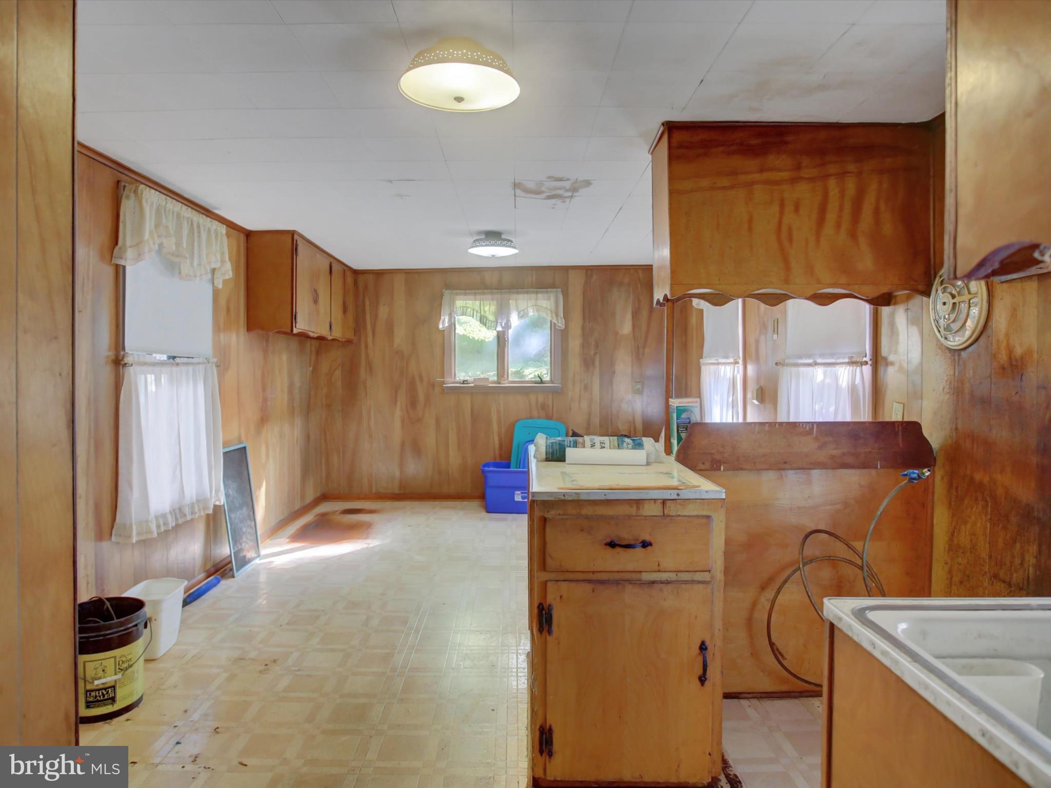 13740 Lower Edgemont Road Waynesboro, PA 17268 - Photo 14 of 34 a room with a sink and cabinets